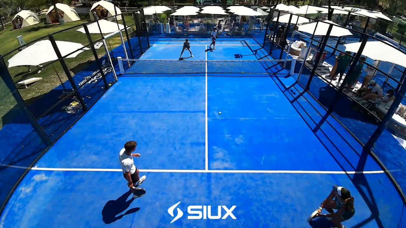 Jugadores de padel usando la app Save my Play para ver repeticiones